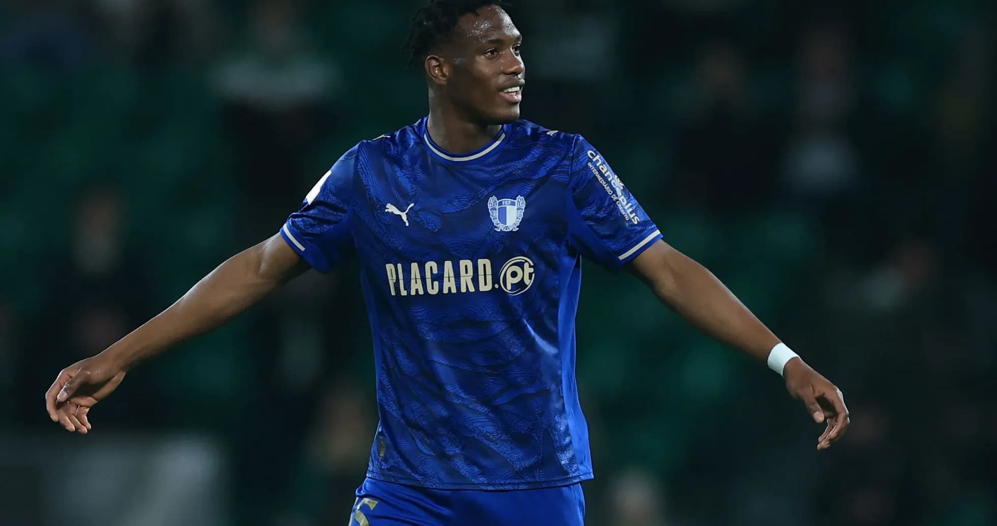 Jugador celebrando en el campo durante un partido