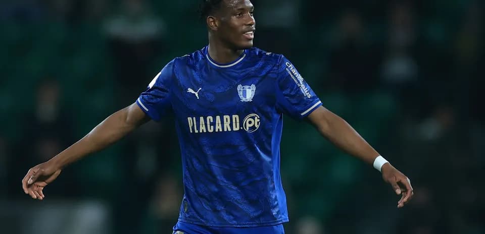 Jugador celebrando en el campo durante un partido