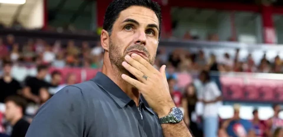 Entrenador observando el partido desde la banda