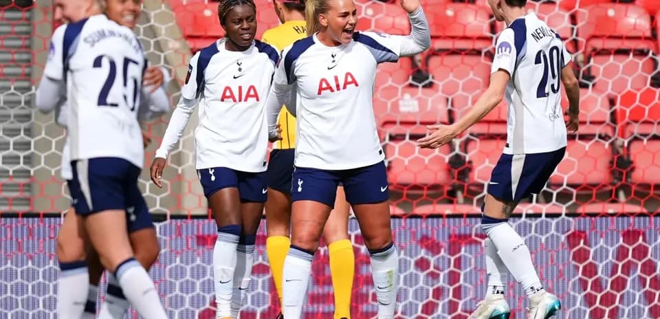 Jugadoras de Tottenham celebrando un gol
