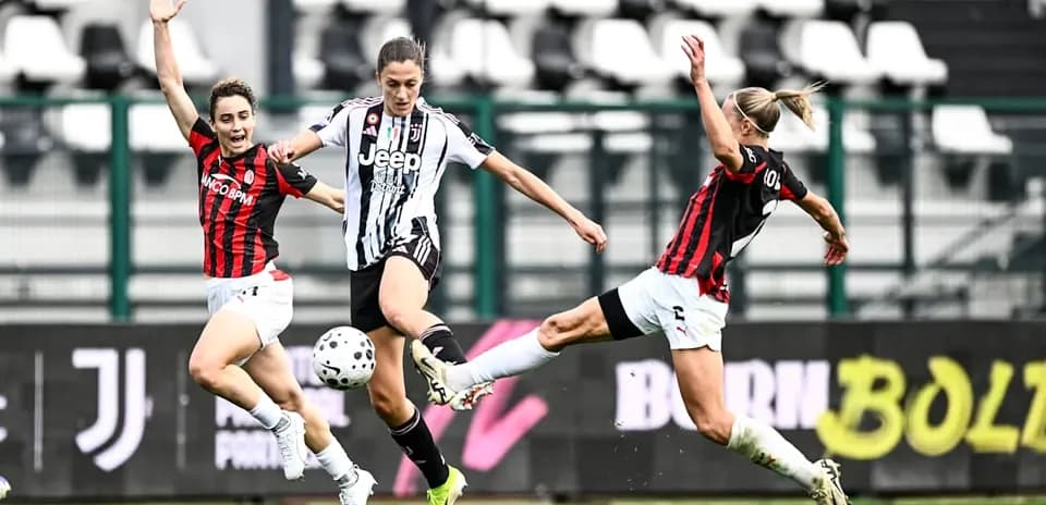 Jugadora de Juventus esquivando a dos rivales