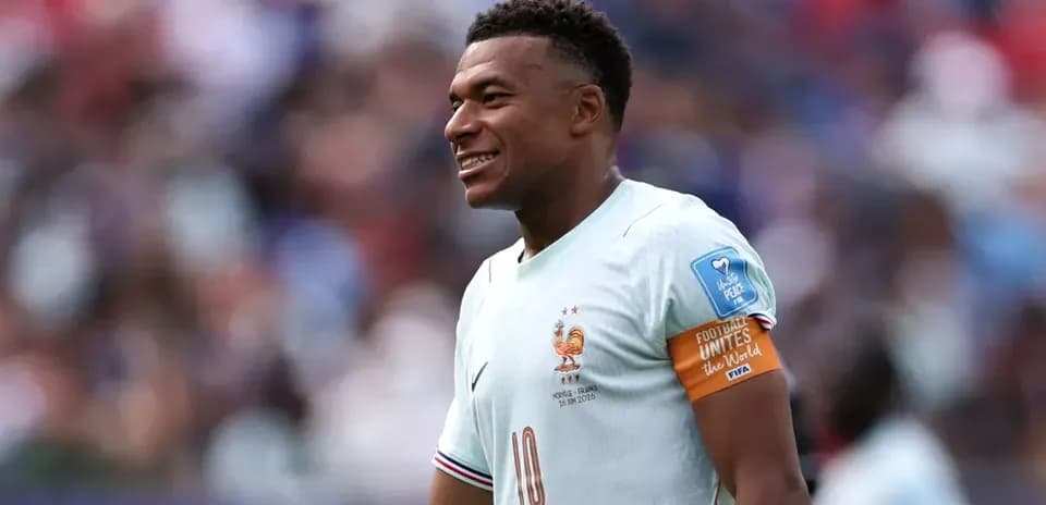 Jugador de Francia sonriente en partido de fútbol