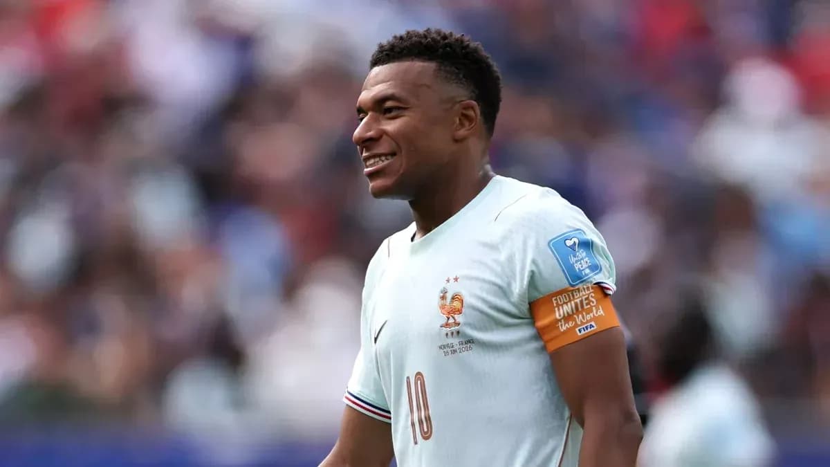 Jugador de Francia sonriente en partido de fútbol