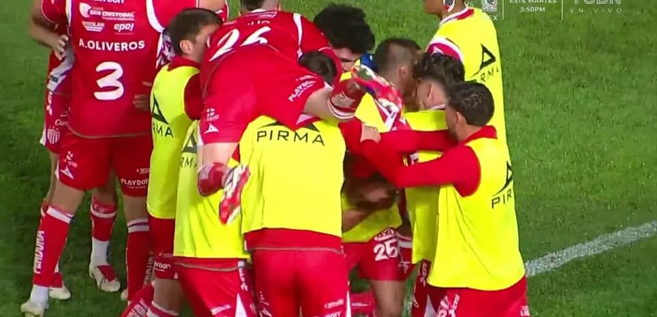 Jugadores de Necaxa celebrando un gol