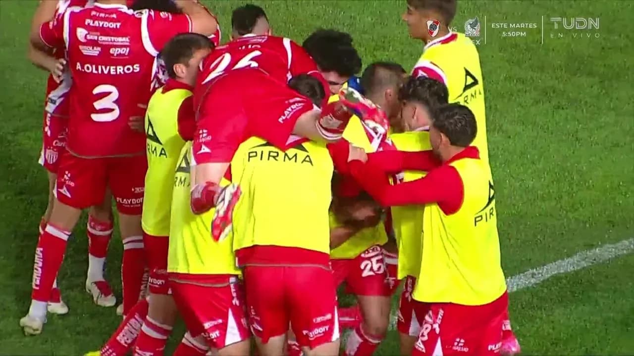 Jugadores de Necaxa celebrando un gol