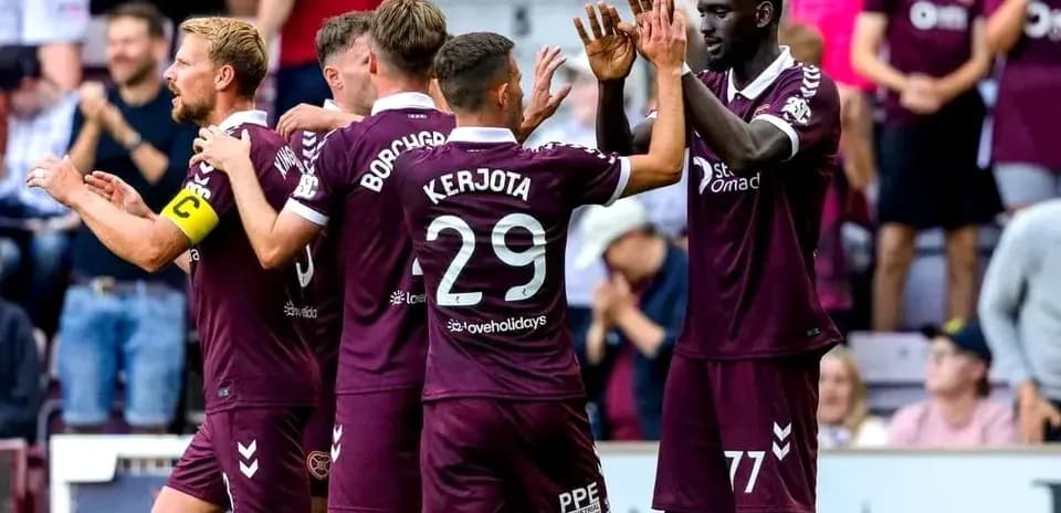 Jugadores de Heart of Midlothian celebrando un gol