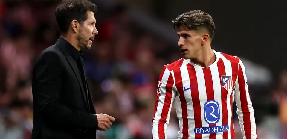 Entrenador hablando con jugador del Atlético de Madrid