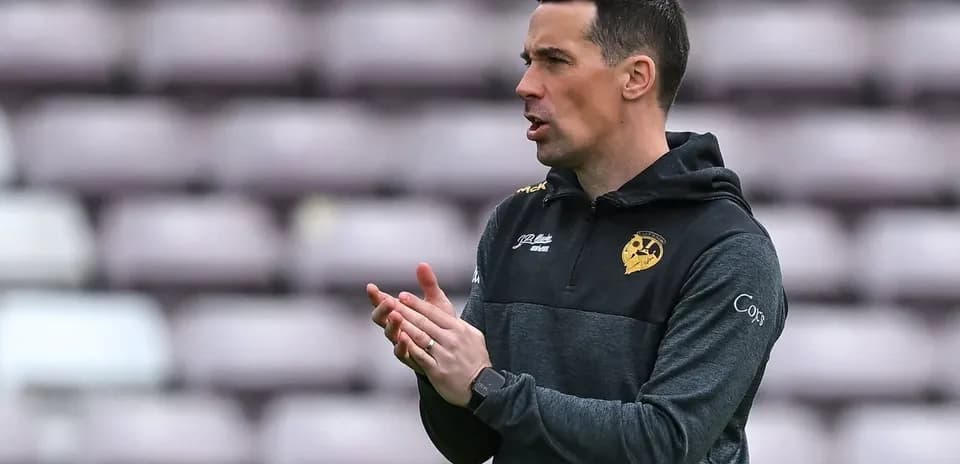 Entrenador dirigiendo al equipo durante el calentamiento