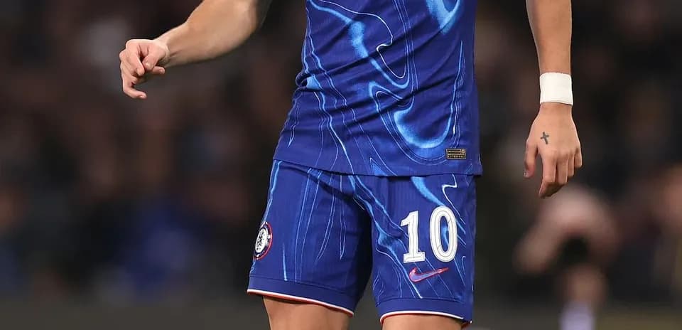 Jugador de Chelsea con balón en campo de juego