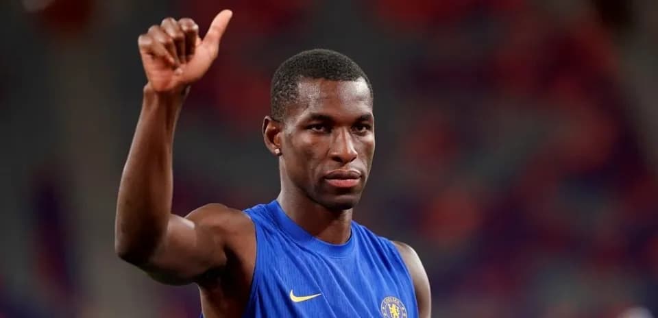 Jugador de Chelsea saludando al público en el estadio