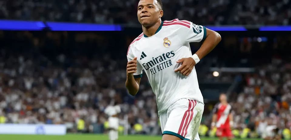 Jugador de Real Madrid corriendo en el campo