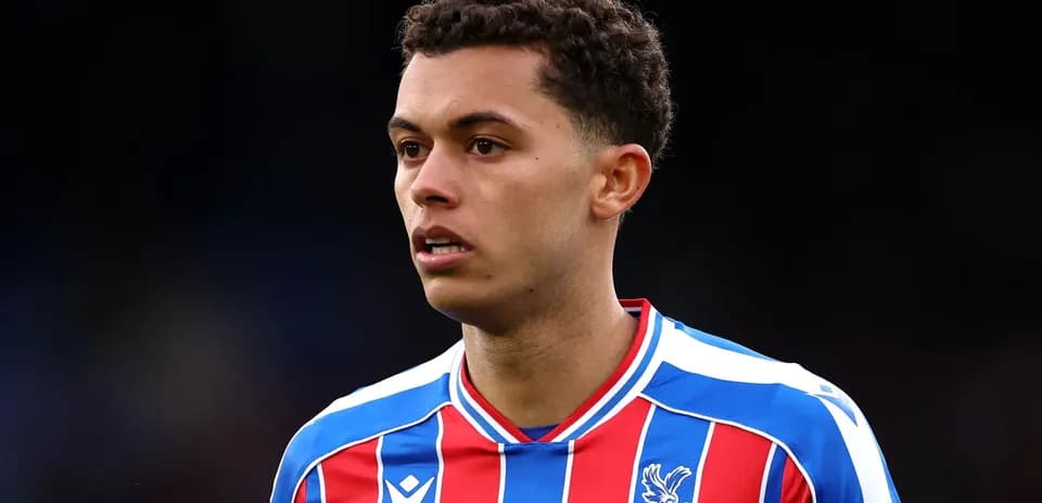 Jugador de Crystal Palace en uniforme durante partido