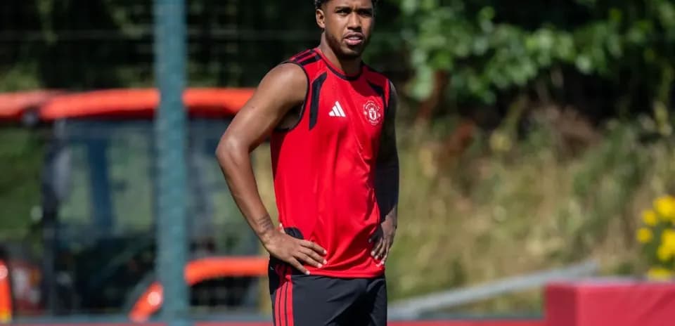 Jugador entrenando en el campo con camiseta roja