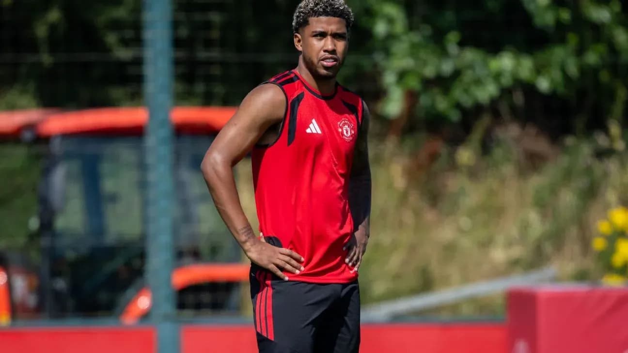 Jugador entrenando en el campo con camiseta roja