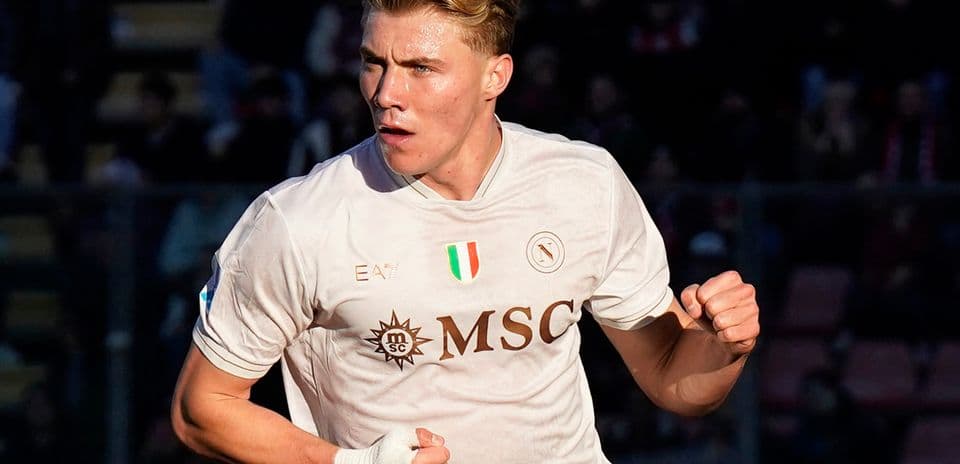 Napoli mantiene el ritmo con victoria sólida en Cremona.jpg