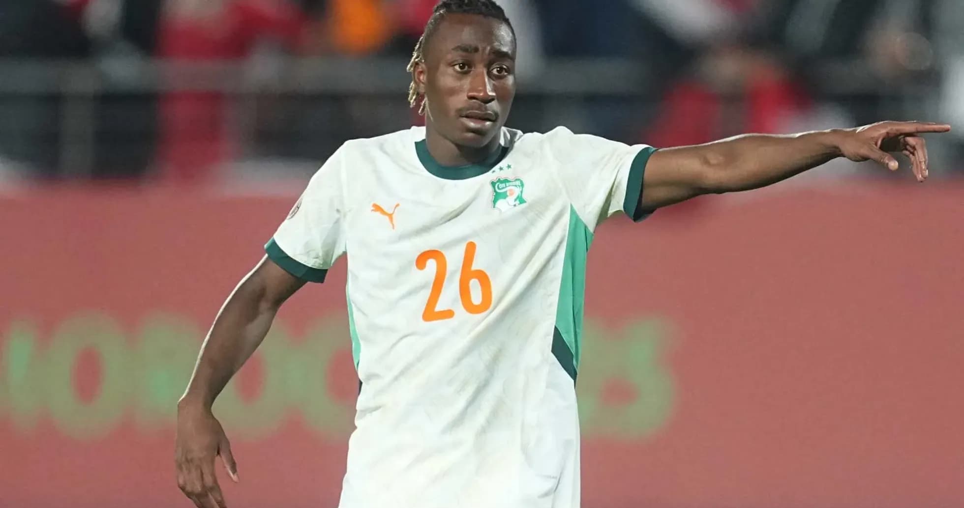 Jugador de Costa de Marfil señalando durante el partido