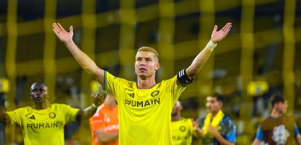 Jugador levantando las manos en celebración tras partido