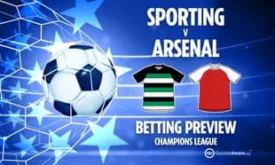 Balón de fútbol con camisetas de Sporting y Arsenal