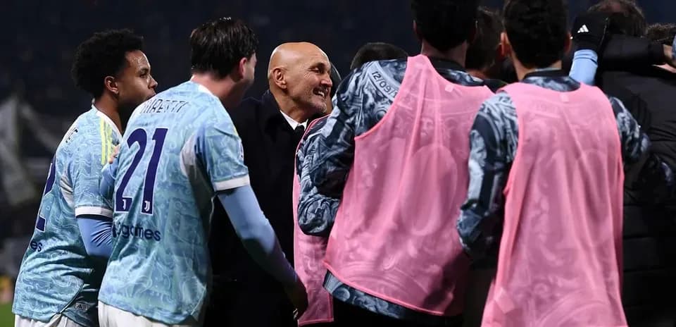 Entrenador celebrando con jugadores tras victoria