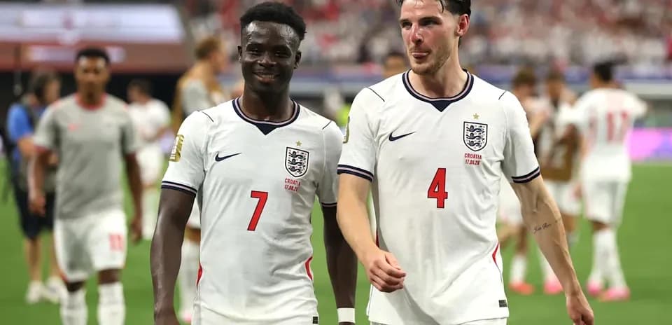 Jugadores de Inglaterra saliendo del campo tras partido