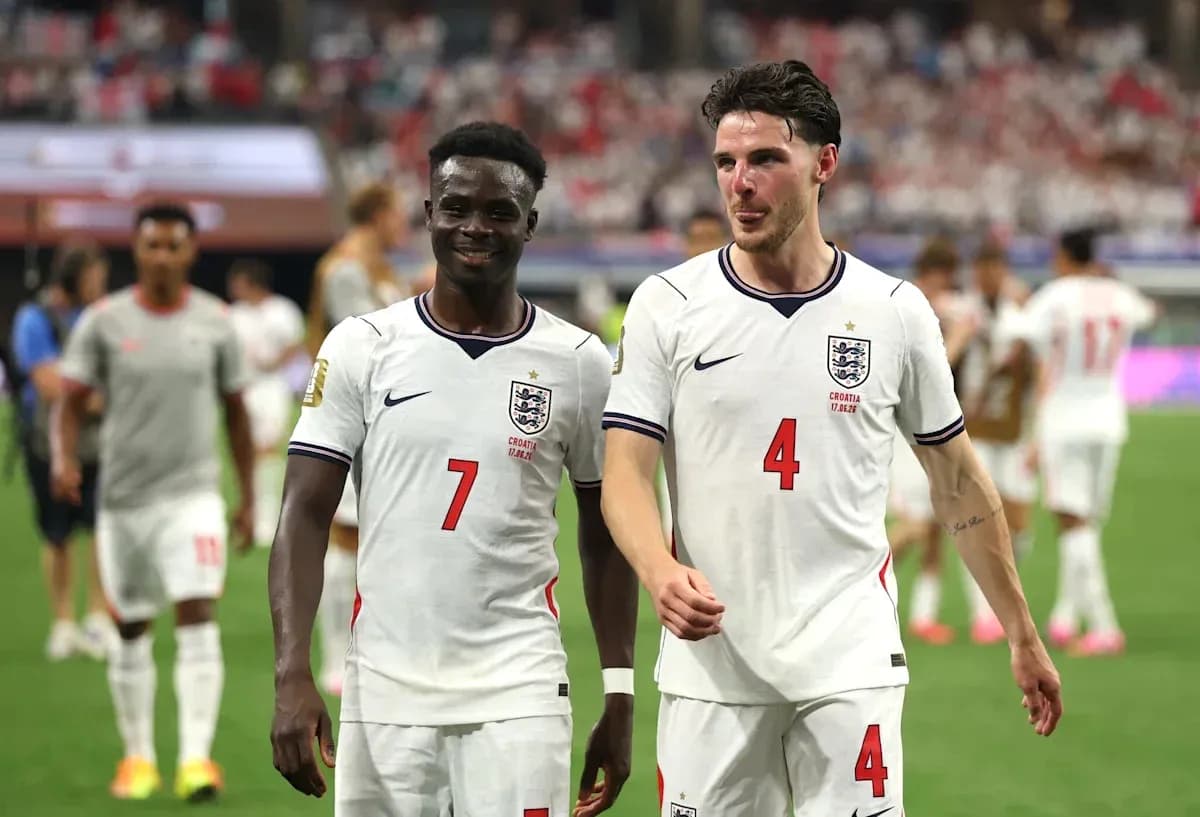 Jugadores de Inglaterra saliendo del campo tras partido