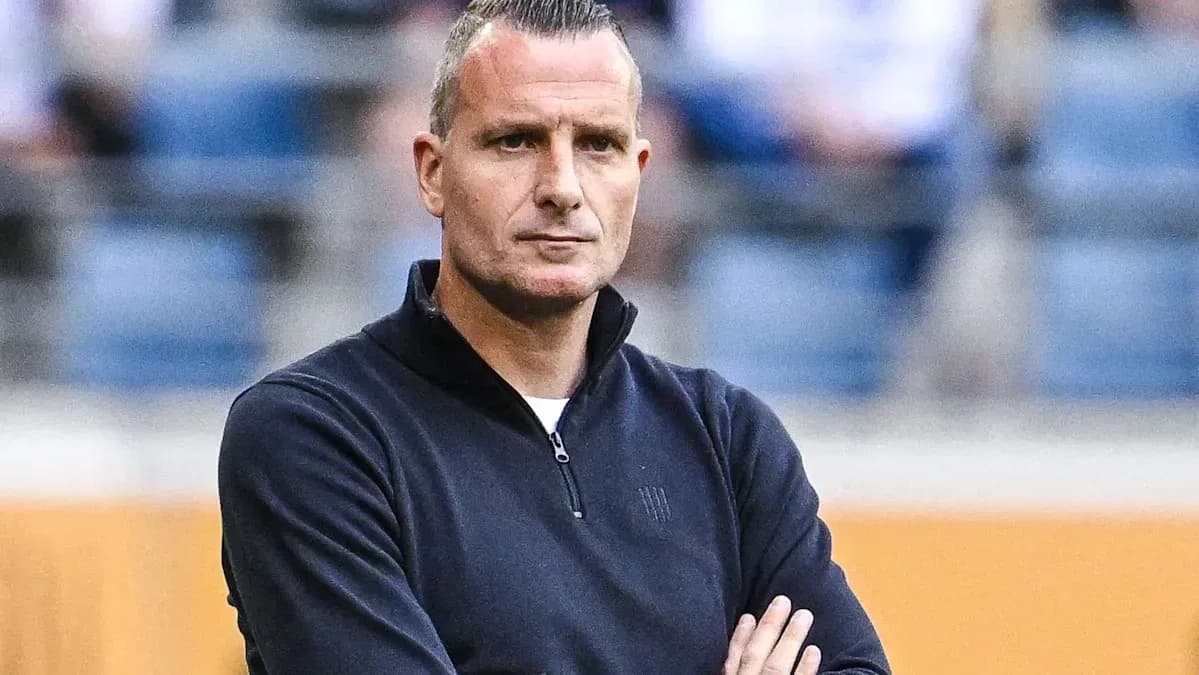 Entrenador observando el partido desde la banda