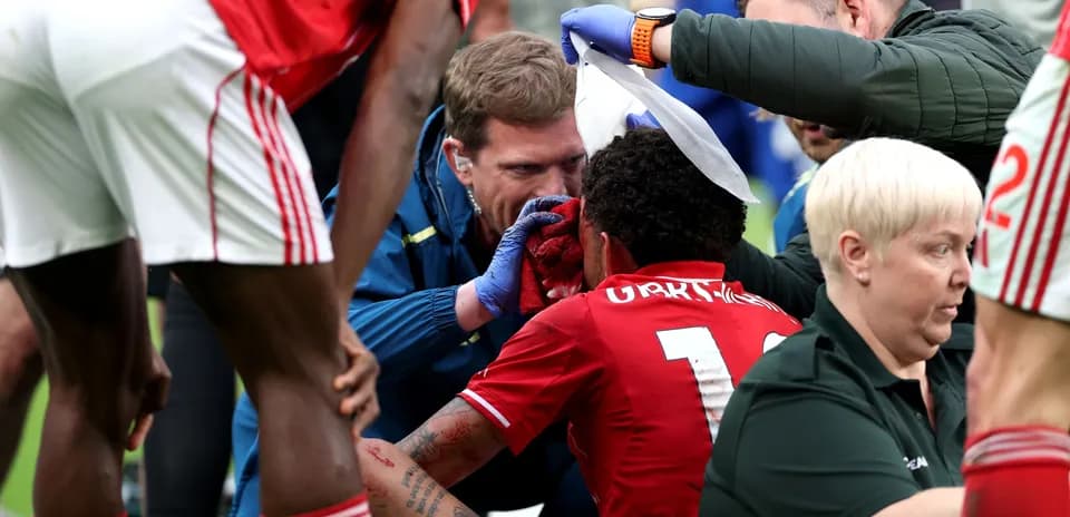 Jugadores atendiendo a un compañero herido en el campo