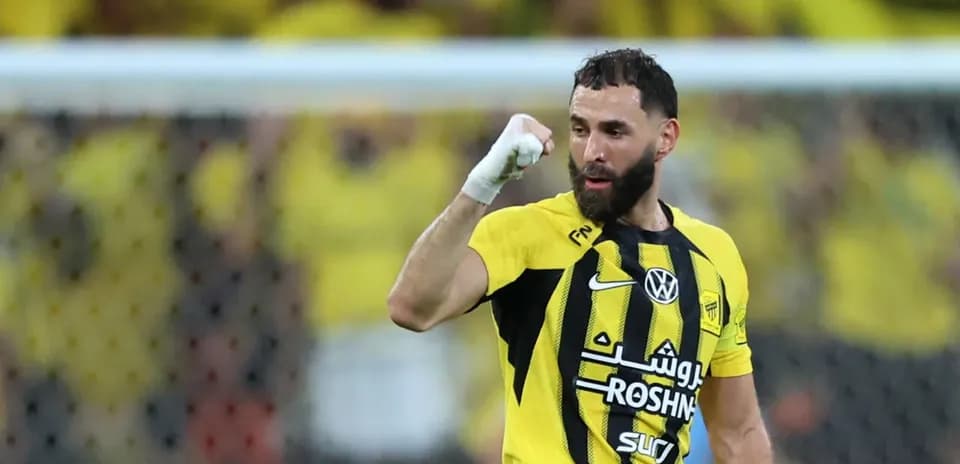 Jugador celebrando un gol con su puño levantado