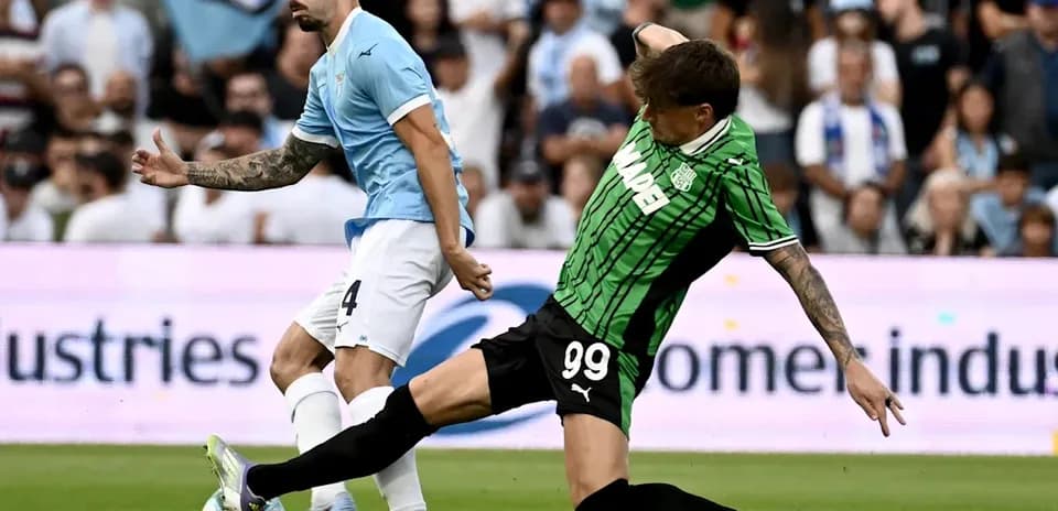 Jugadores de Lazio y Sassuolo luchando por el balón