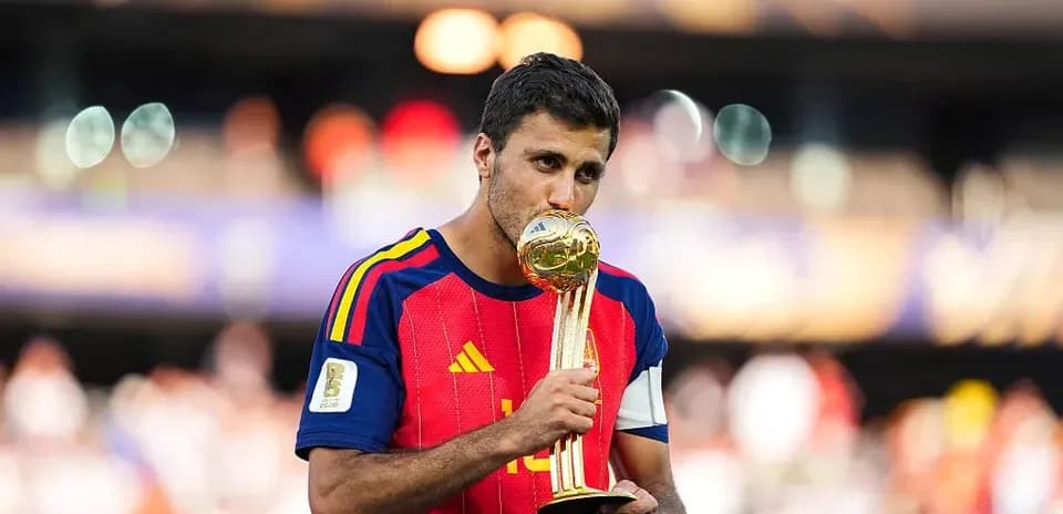 Jugador de España besando el trofeo de la Copa del Mundo