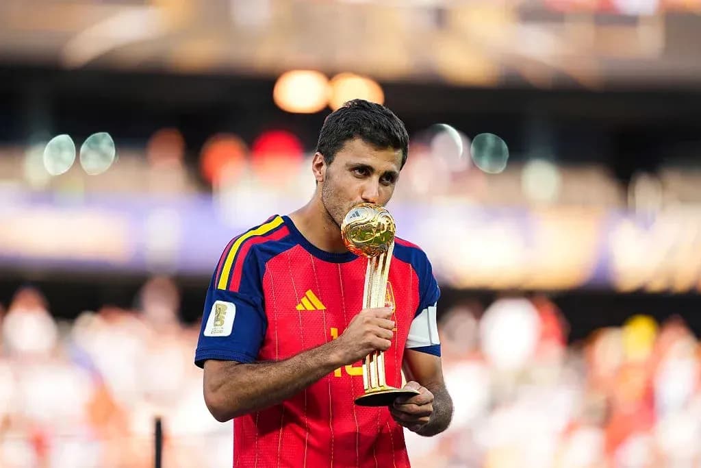 Jugador de España besando el trofeo de la Copa del Mundo