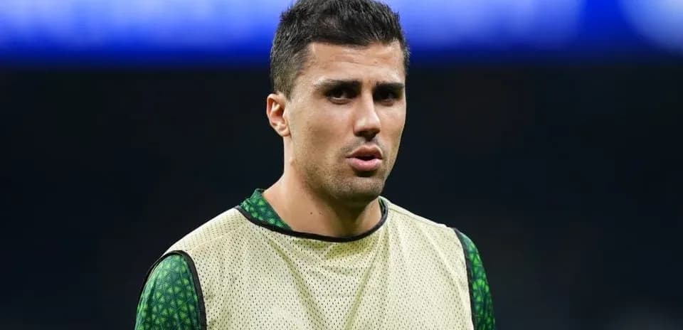 Jugador con camiseta de calentamiento en el campo