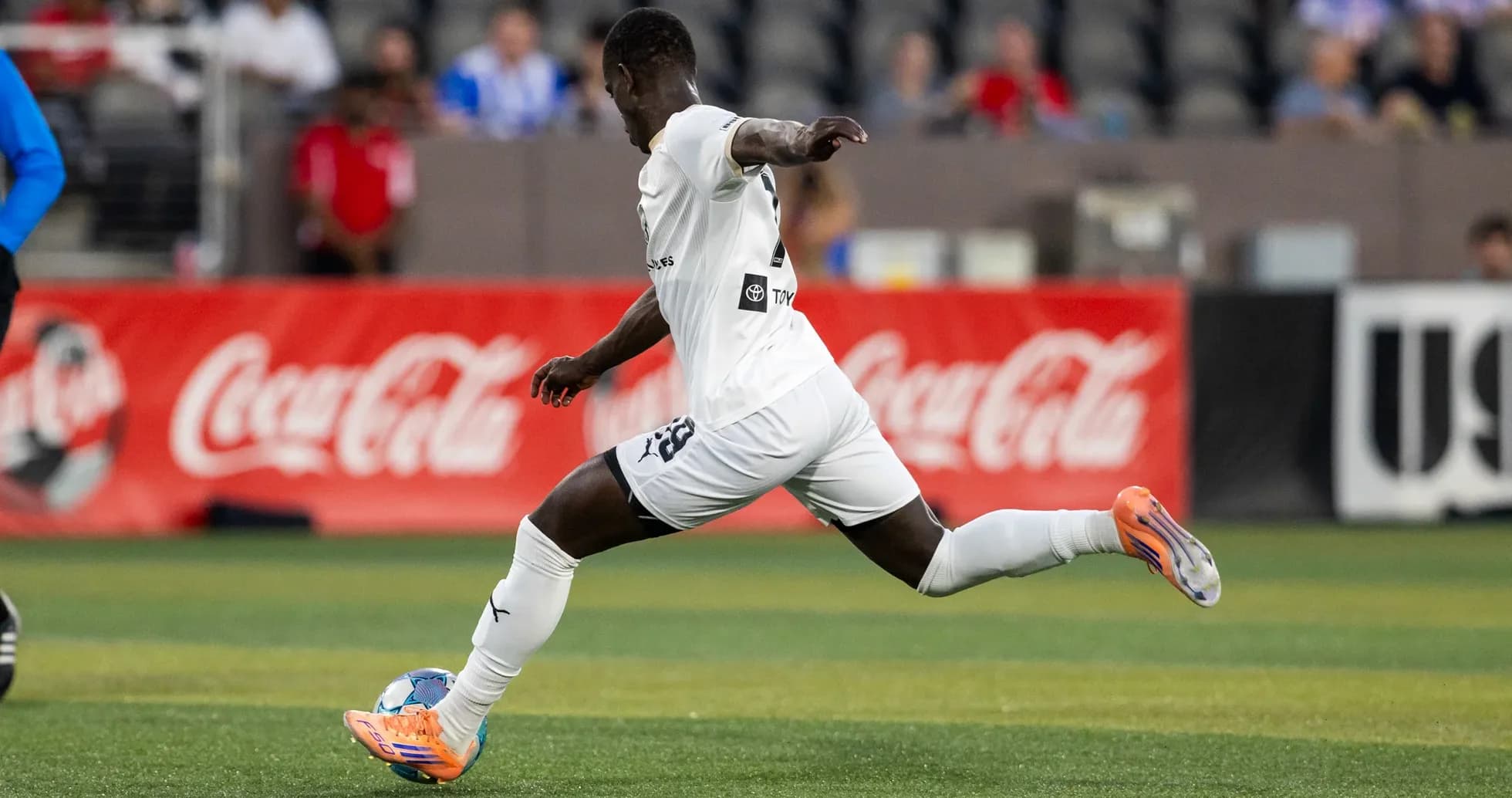 Jugador corriendo en el campo de fútbol
