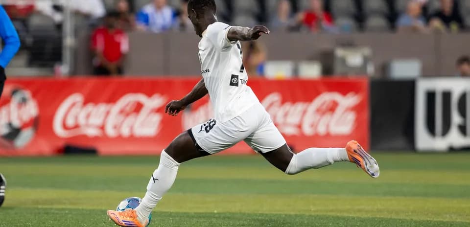 Jugador corriendo en el campo de fútbol