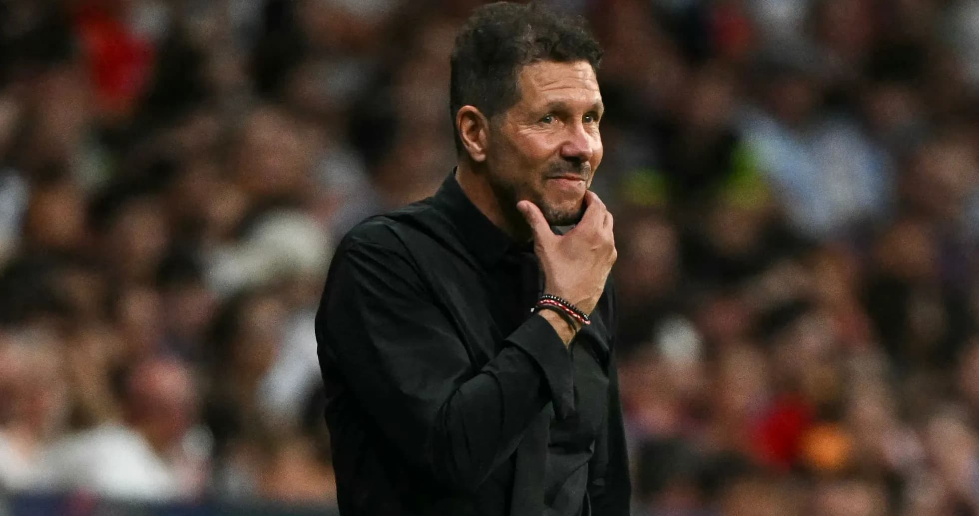 Entrenador pensativo en la línea de banda