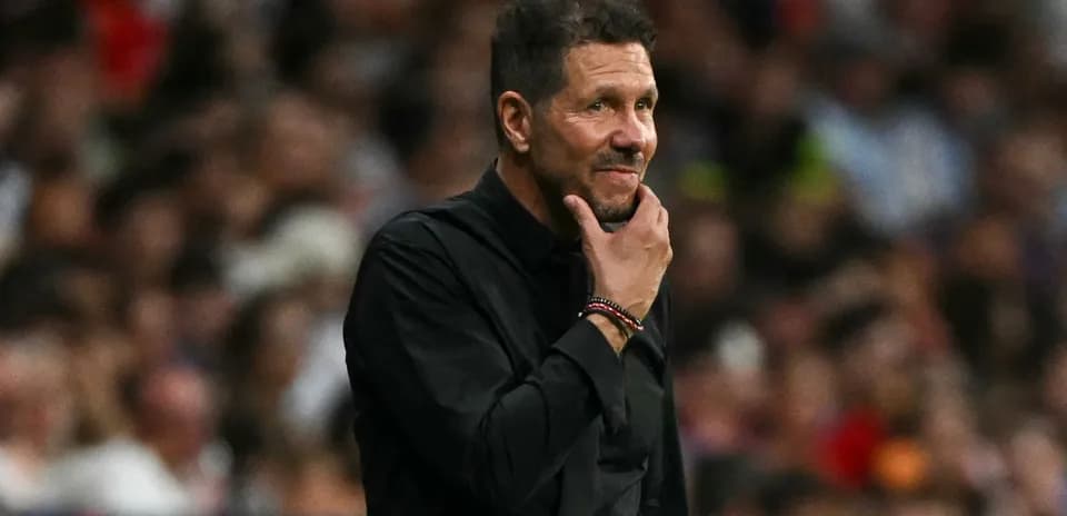 Entrenador pensativo en la línea de banda
