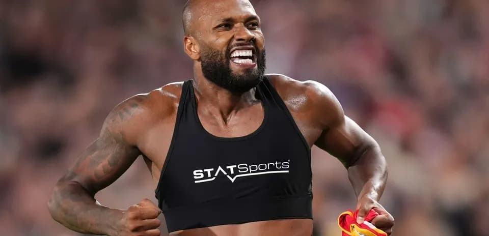 Atleta corriendo con camiseta de entrenamiento y sonriendo