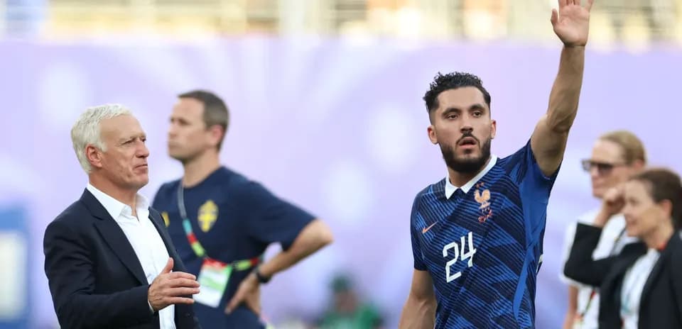 Jugador francés saludando tras el partido con el entrenador
