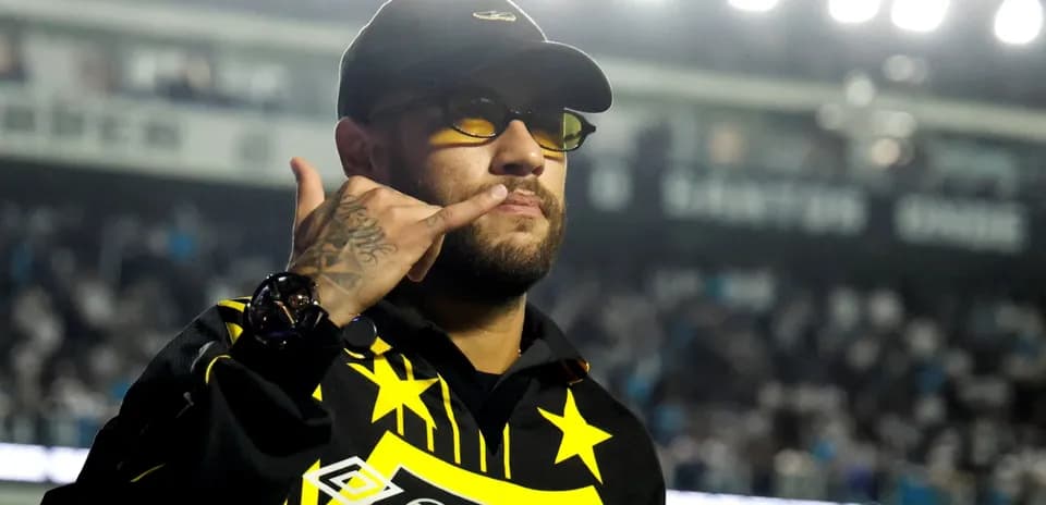 Persona con gorra y gafas en un evento deportivo