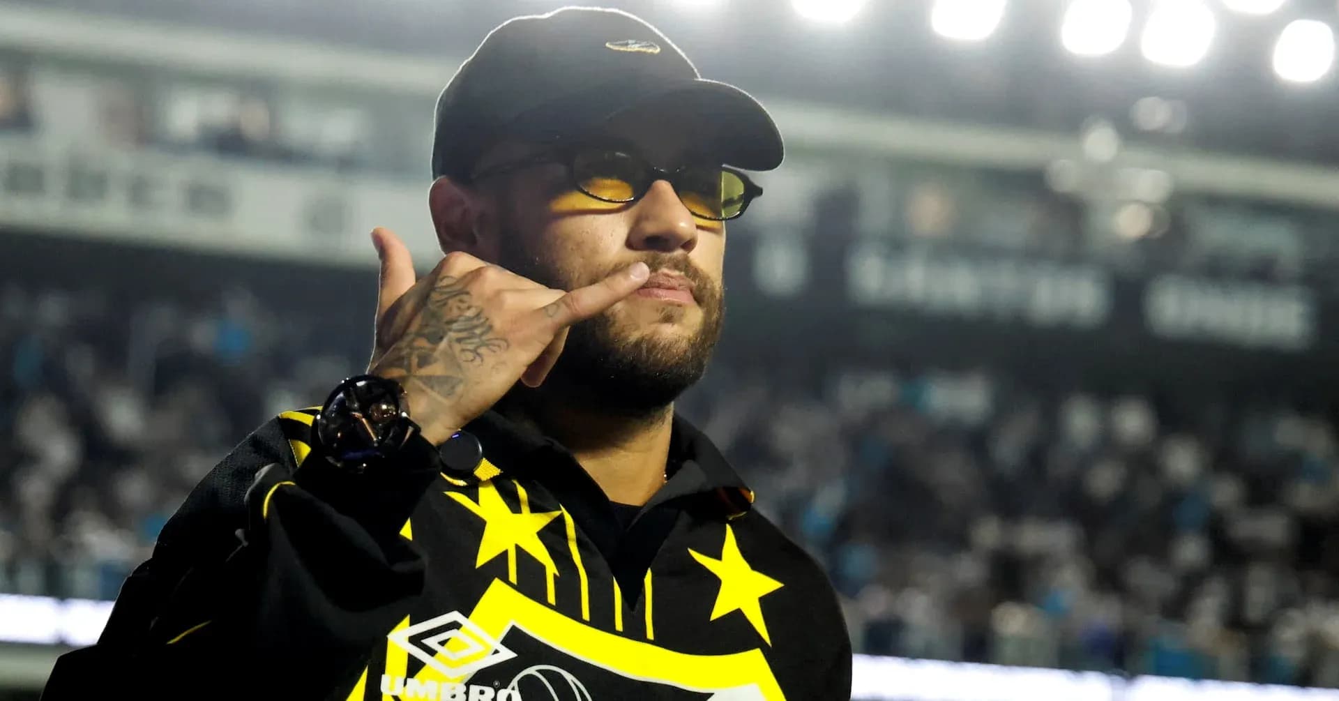 Persona con gorra y gafas en un evento deportivo
