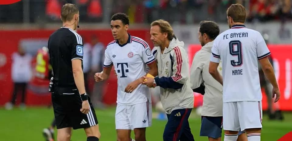 Jugadores de Bayern Múnich en el banquillo durante partido