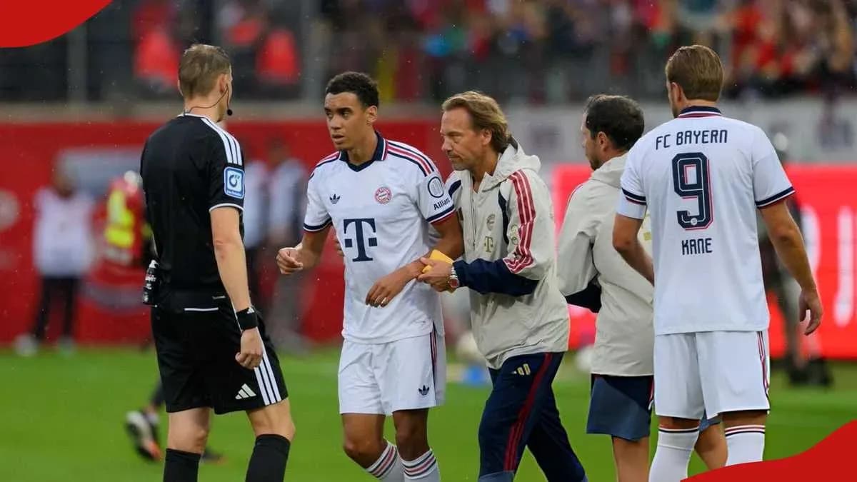 Jugadores de Bayern Múnich en el banquillo durante partido