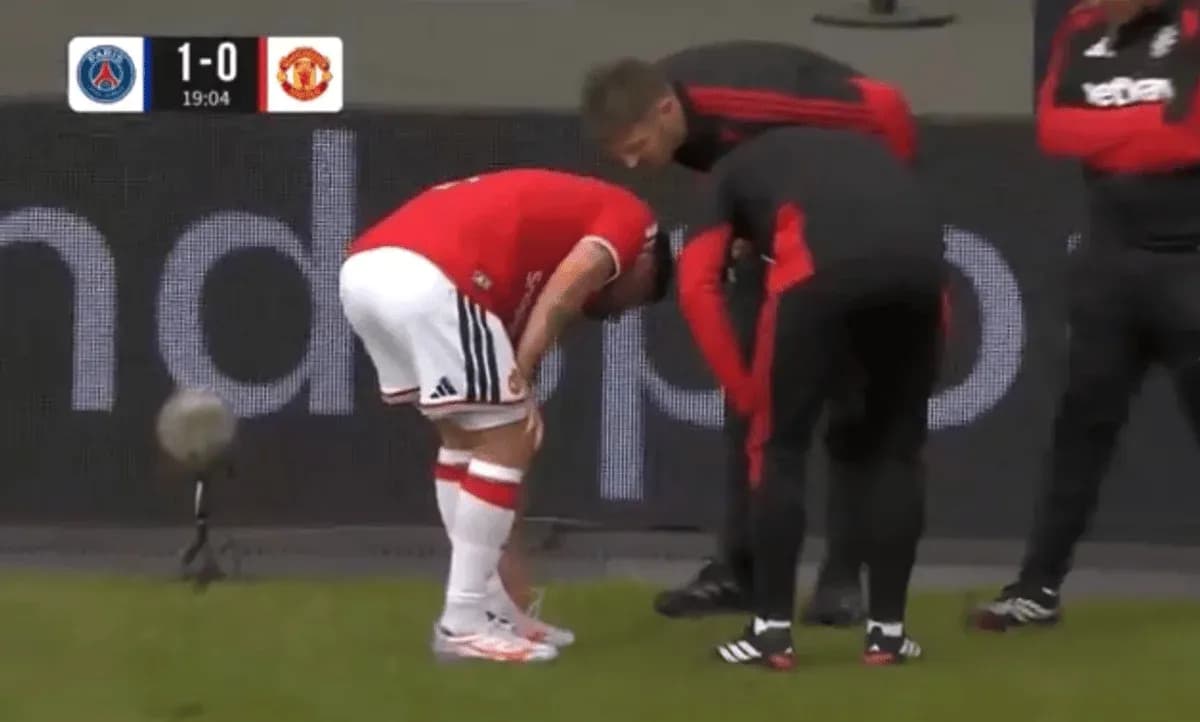 Jugador de Manchester United siendo atendido por el personal