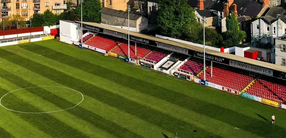 Estadio de St Patrick's Athletic vacío con césped marcado