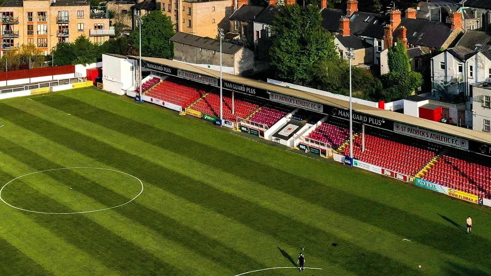 Estadio de St Patrick's Athletic vacío con césped marcado