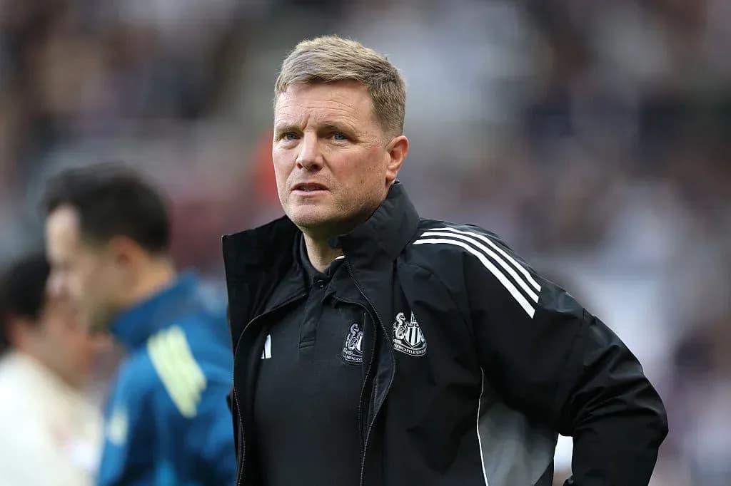 Entrenador de Newcastle observando el partido Entrenador de Newcastle observando el partido