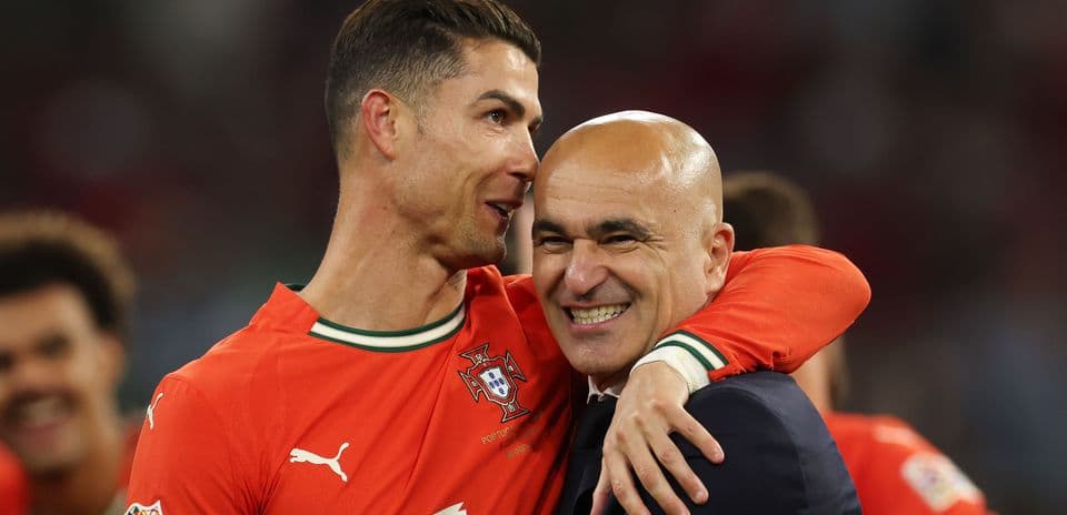 Cristiano Ronaldo abrazando a su entrenador en celebración