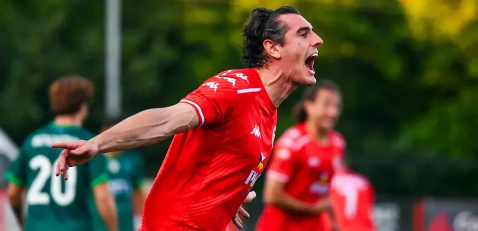 Jugador de Saburtalo celebrando un gol