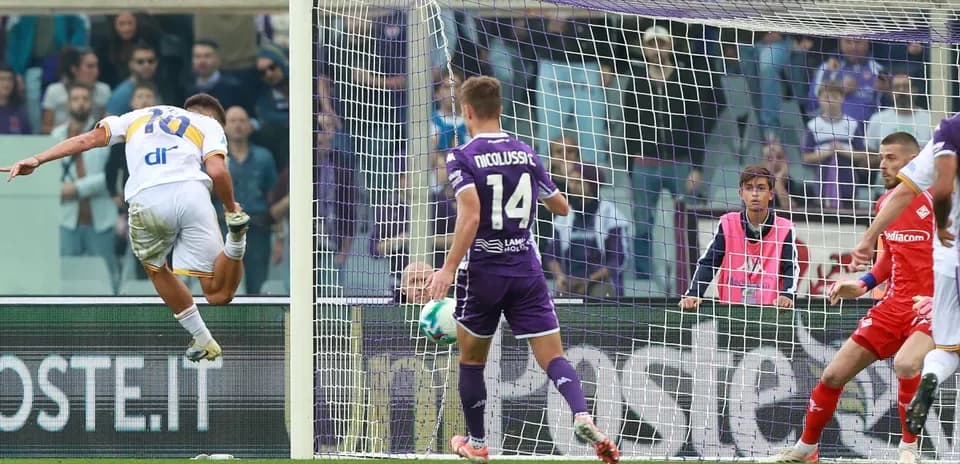 Jugador saltando para marcar un gol