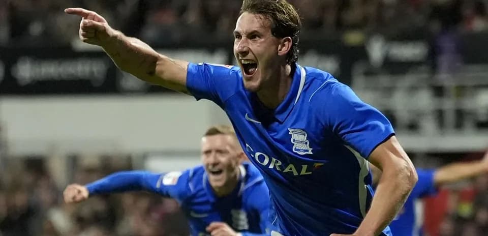 Jugador de Birmingham celebrando un gol en partido